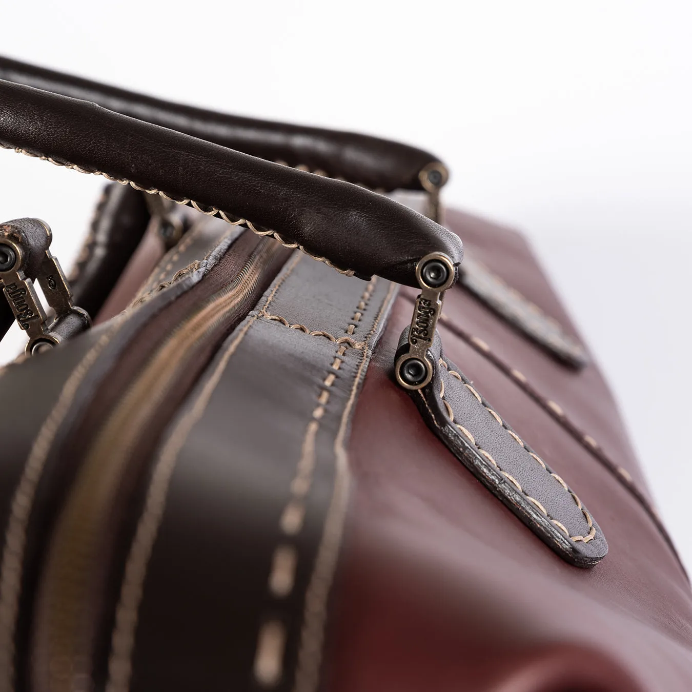 Sechaba : Leather Travel Bag in Raisin Relaxa